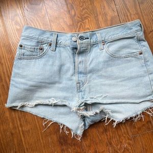 Levi 501s size 29, like new